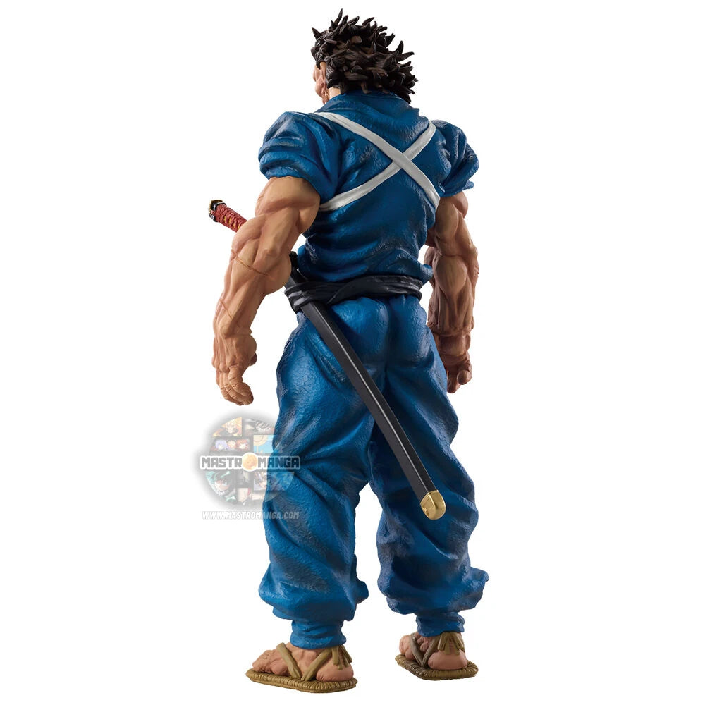 Statua da collezione Ichibansho MASTERLISE di Musashi Miyamoto da Baki Hanma, raffigurato in una posa imponente con muscolatura definita, abiti tradizionali giapponesi e sguardo intenso