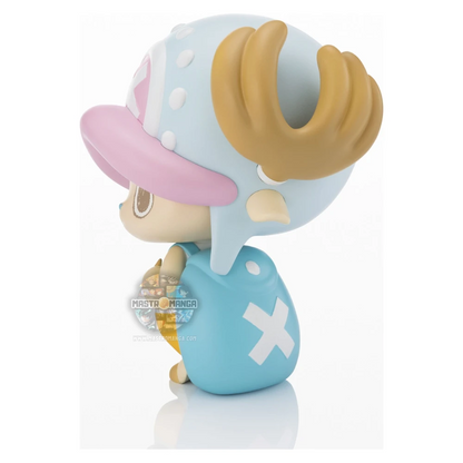 Mini figure stilizzata di Tony Tony Chopper da One Piece, linea Tekupiku di Bandai Tamashii Nations, con il suo cappello rosa, corna da renna e una posa dinamica che suggerisce il movimento della camminata