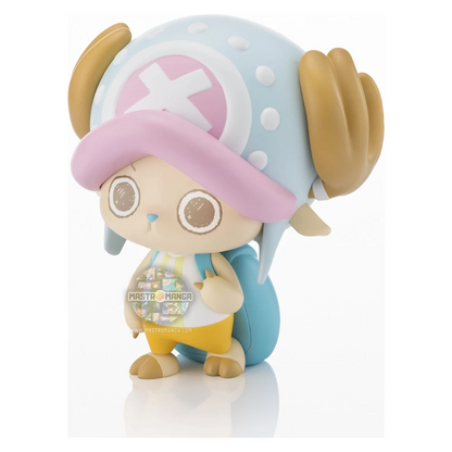 Mini figure stilizzata di Tony Tony Chopper da One Piece, linea Tekupiku di Bandai Tamashii Nations, con il suo cappello rosa, corna da renna e una posa dinamica che suggerisce il movimento della camminata