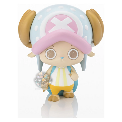 Mini figure stilizzata di Tony Tony Chopper da One Piece, linea Tekupiku di Bandai Tamashii Nations, con il suo cappello rosa, corna da renna e una posa dinamica che suggerisce il movimento della camminata