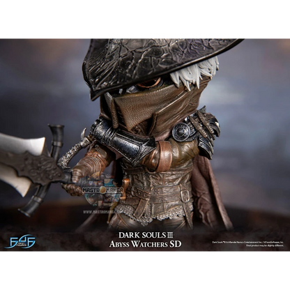 Statua SD degli Abyss Watchers di Dark Souls III prodotta da First 4 Figures, raffigurante il cavaliere con l'iconico cappuccio a punta, spadone e pugnale su base decorativa