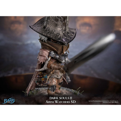Statua SD degli Abyss Watchers di Dark Souls III prodotta da First 4 Figures, raffigurante il cavaliere con l'iconico cappuccio a punta, spadone e pugnale su base decorativa