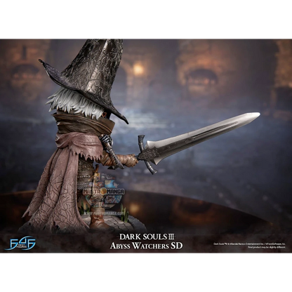 Statua SD degli Abyss Watchers di Dark Souls III prodotta da First 4 Figures, raffigurante il cavaliere con l'iconico cappuccio a punta, spadone e pugnale su base decorativa