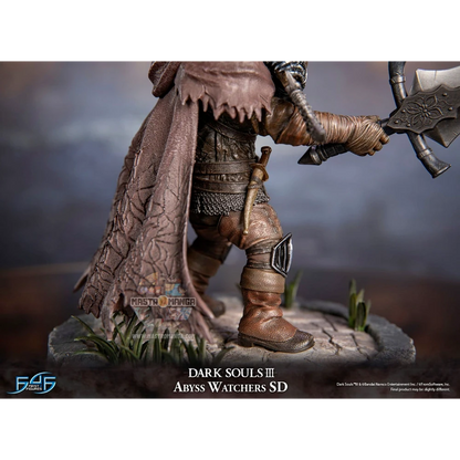 Statua SD degli Abyss Watchers di Dark Souls III prodotta da First 4 Figures, raffigurante il cavaliere con l'iconico cappuccio a punta, spadone e pugnale su base decorativa