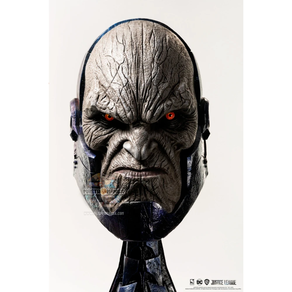Replica a grandezza naturale della maschera di Darkseid dalla Justice League di Zack Snyder, linea Art Mask di PureArts, con pelle dall'effetto roccioso e base scolpita