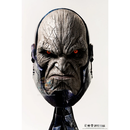 Replica a grandezza naturale della maschera di Darkseid dalla Justice League di Zack Snyder, linea Art Mask di PureArts, con pelle dall'effetto roccioso e base scolpita