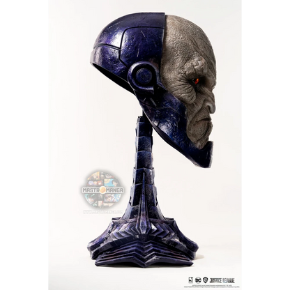 Replica a grandezza naturale della maschera di Darkseid dalla Justice League di Zack Snyder, linea Art Mask di PureArts, con pelle dall'effetto roccioso e base scolpita