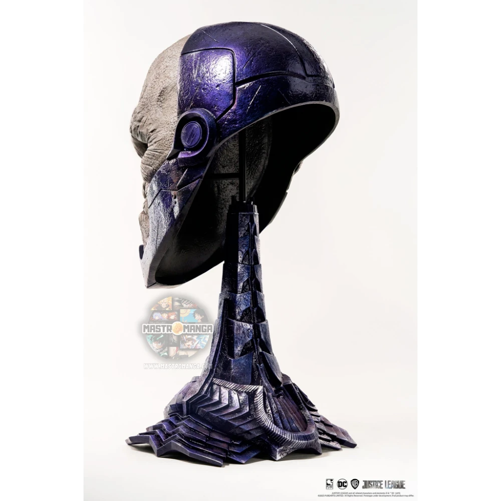 Replica a grandezza naturale della maschera di Darkseid dalla Justice League di Zack Snyder, linea Art Mask di PureArts, con pelle dall'effetto roccioso e base scolpita