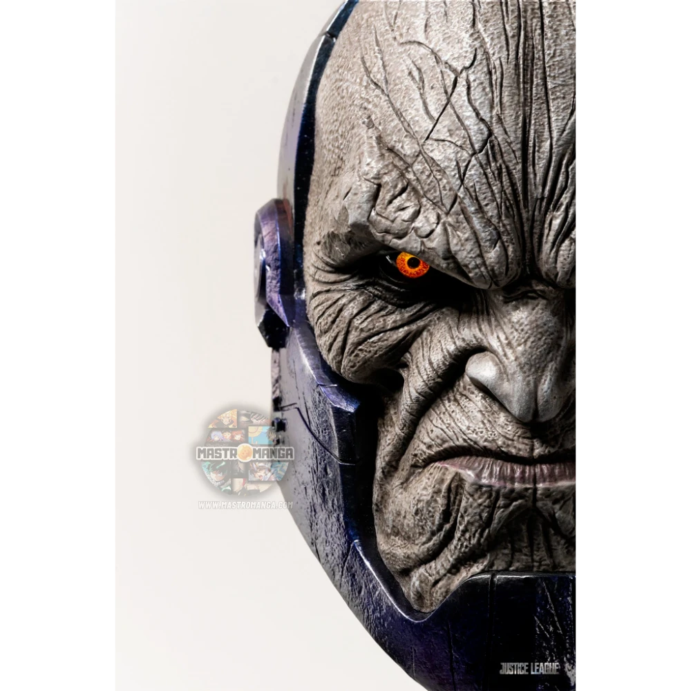 Replica a grandezza naturale della maschera di Darkseid dalla Justice League di Zack Snyder, linea Art Mask di PureArts, con pelle dall'effetto roccioso e base scolpita