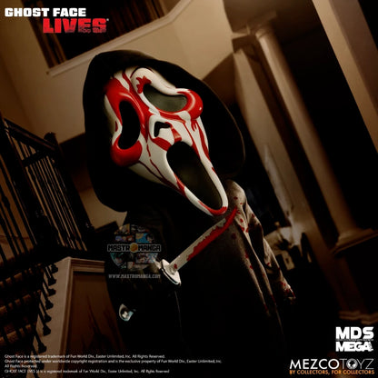 Action figure di grandi dimensioni Bloody Ghost Face Mezco Toyz MDS Mega Scale, con maschera bianca sporca di sangue, tunica nera in vero tessuto e coltello da caccia insanguinato