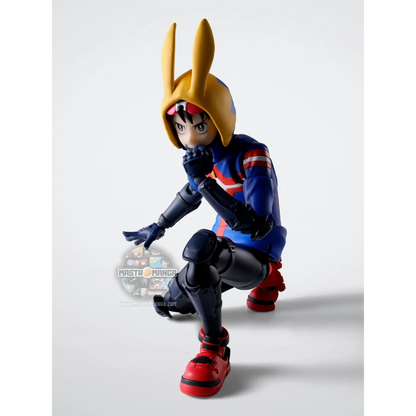 Action figure articolata S.H.Figuarts di Koichi Haimawari da My Hero Academia Vigilantes, con la sua caratteristica felpa gialla con cappuccio, maschera improvvisata ed effetti trasparenti per il Quirk di scivolamento