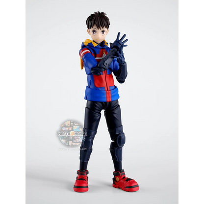Action figure articolata S.H.Figuarts di Koichi Haimawari da My Hero Academia Vigilantes, con la sua caratteristica felpa gialla con cappuccio, maschera improvvisata ed effetti trasparenti per il Quirk di scivolamento