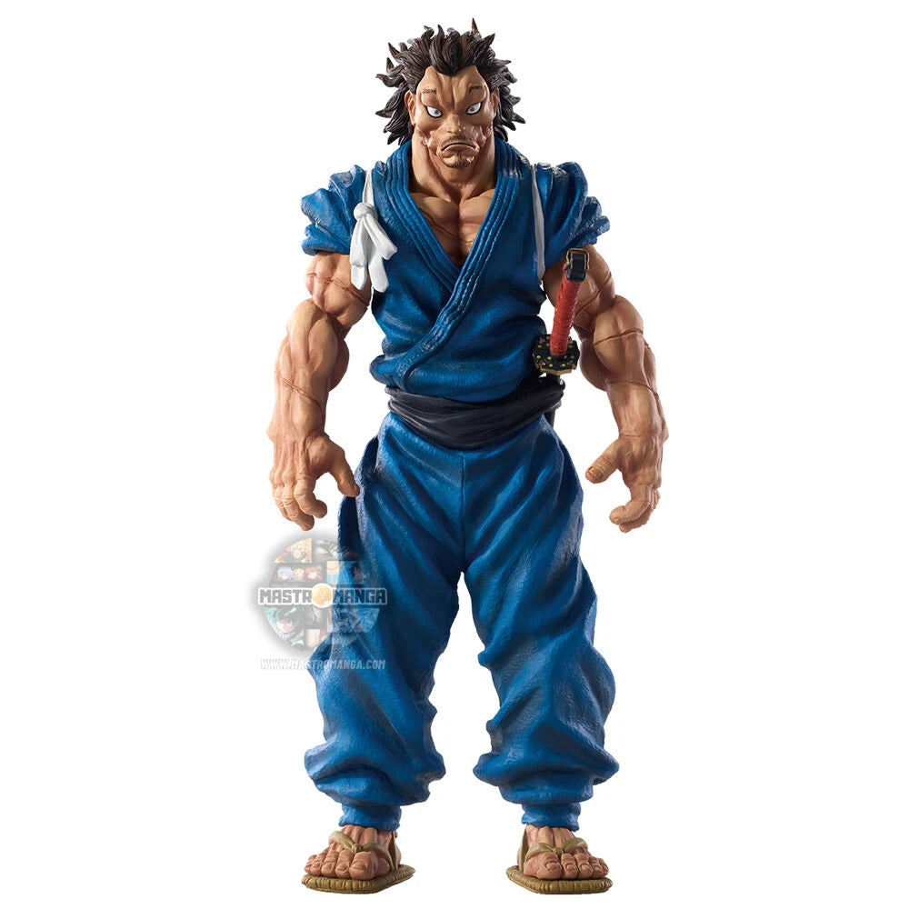 Statua da collezione Ichibansho MASTERLISE di Musashi Miyamoto da Baki Hanma, raffigurato in una posa imponente con muscolatura definita, abiti tradizionali giapponesi e sguardo intenso