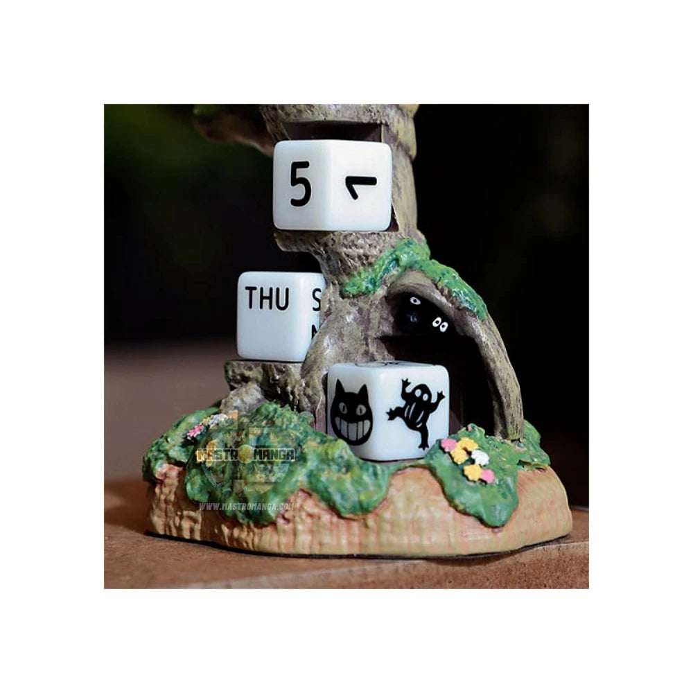 Calendario perpetuo ufficiale Studio Ghibli raffigurante il grande Totoro e i piccoli Totoro seduti su un tronco d'albero mentre suonano l'ocarina, con dadi numerati per la data