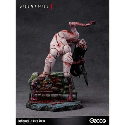 Statua da collezione Kashimashi dal videogioco Silent Hill f prodotta da Gecco, raffigurante una creatura grottesca composta da volti e fiori di giglio ragno rosso