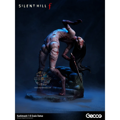 Statua da collezione Kashimashi dal videogioco Silent Hill f prodotta da Gecco, raffigurante una creatura grottesca composta da volti e fiori di giglio ragno rosso