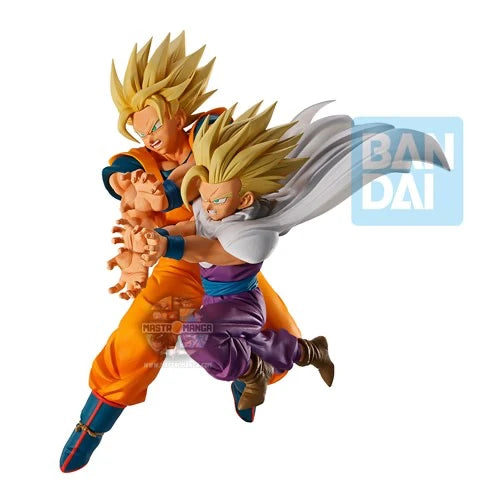 Coppia di statue da collezione Ichibansho MASTERLISE di Son Goku e Son Gohan in versione Super Saiyan, con capelli biondi, divise da combattimento coordinate e pose dinamiche affiancate dalla serie Spectacle Battle