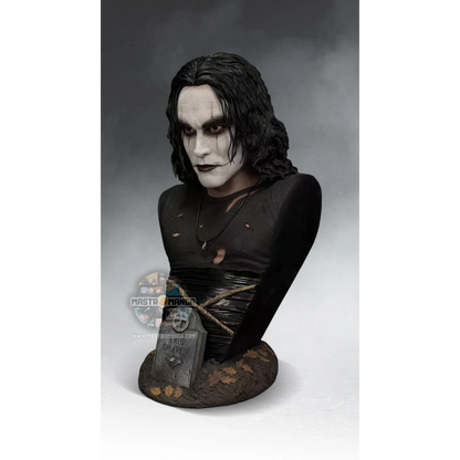 Busto a grandezza naturale di Eric Draven dal film Il Corvo (The Crow) prodotto da Hollywood Collectibles, con trucco iconico e base decorativa