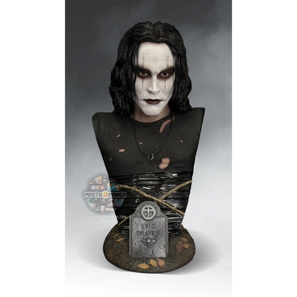Busto a grandezza naturale di Eric Draven dal film Il Corvo (The Crow) prodotto da Hollywood Collectibles, con trucco iconico e base decorativa