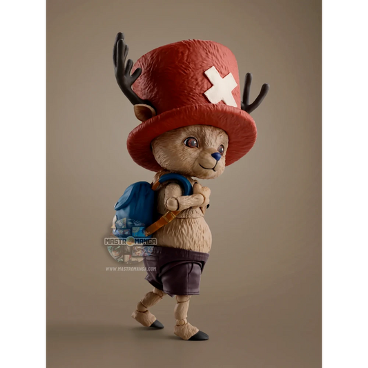 Action figure articolata S.H.Figuarts di Tony Tony Chopper dalla serie Netflix One Piece, con pelliccia testurizzata realistica, cappello rosa con corna sporgenti e zaino azzurro da medico