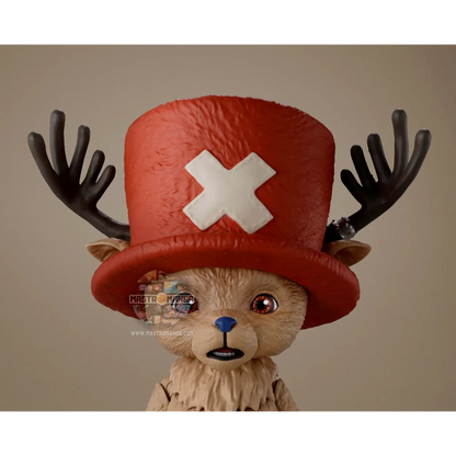 Action figure articolata S.H.Figuarts di Tony Tony Chopper dalla serie Netflix One Piece, con pelliccia testurizzata realistica, cappello rosa con corna sporgenti e zaino azzurro da medico