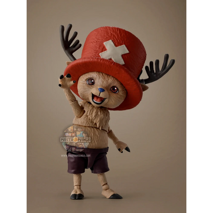 Action figure articolata S.H.Figuarts di Tony Tony Chopper dalla serie Netflix One Piece, con pelliccia testurizzata realistica, cappello rosa con corna sporgenti e zaino azzurro da medico