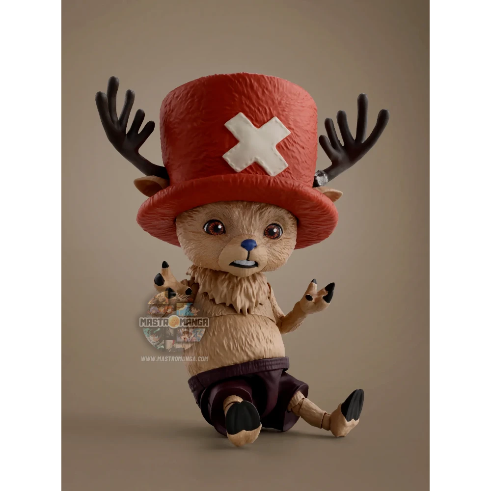 Action figure articolata S.H.Figuarts di Tony Tony Chopper dalla serie Netflix One Piece, con pelliccia testurizzata realistica, cappello rosa con corna sporgenti e zaino azzurro da medico