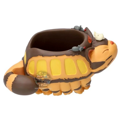 Portapenne ufficiale Studio Ghibli raffigurante il Gattobus (Nekobus) con un piccolo Totoro seduto a bordo, realizzato in resina con scomparti per penne e cancelleria