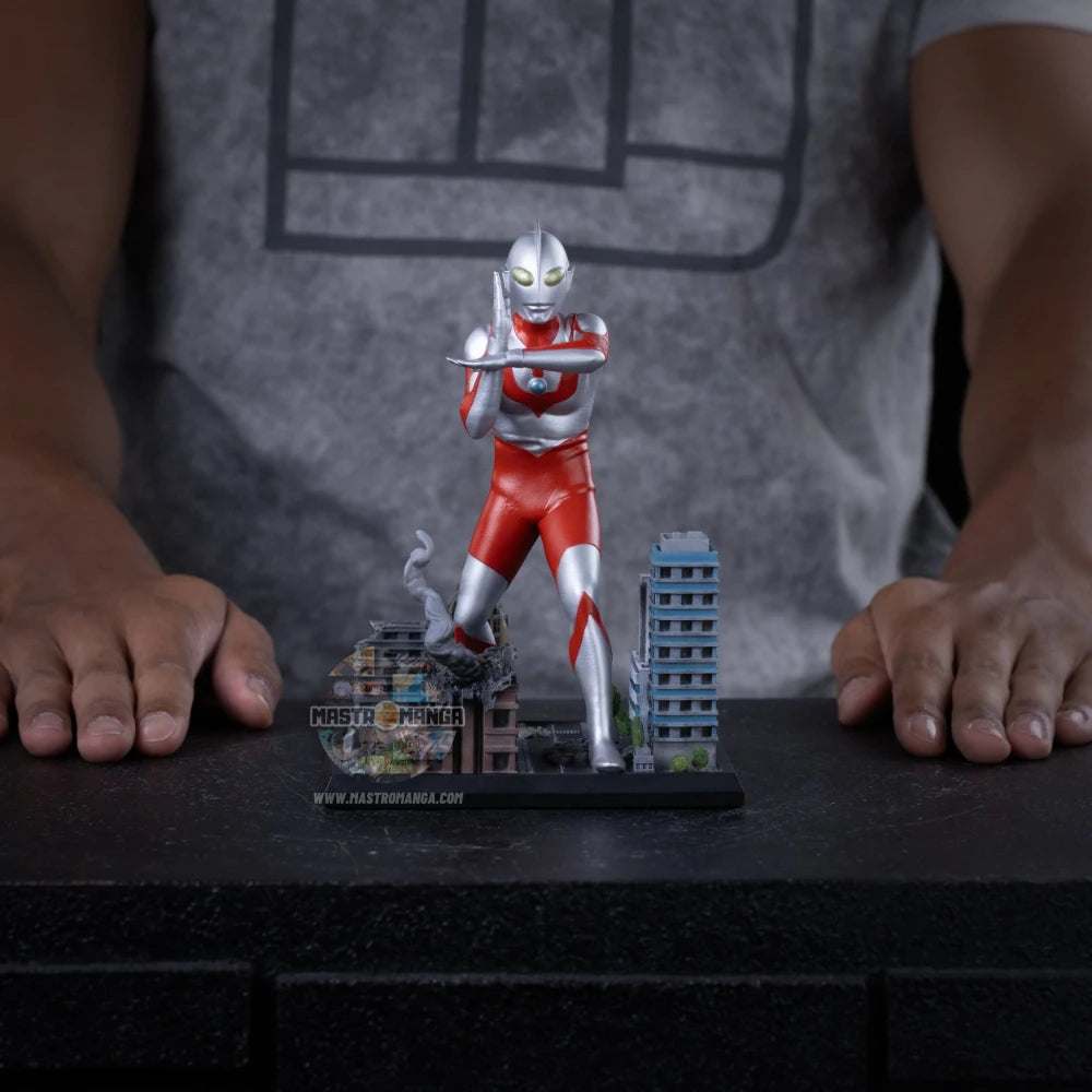 Ultraman Iron Studios - Statua da collezione ufficiale del leggendario eroe tokusatsu giapponese in iconico design argento e rosso