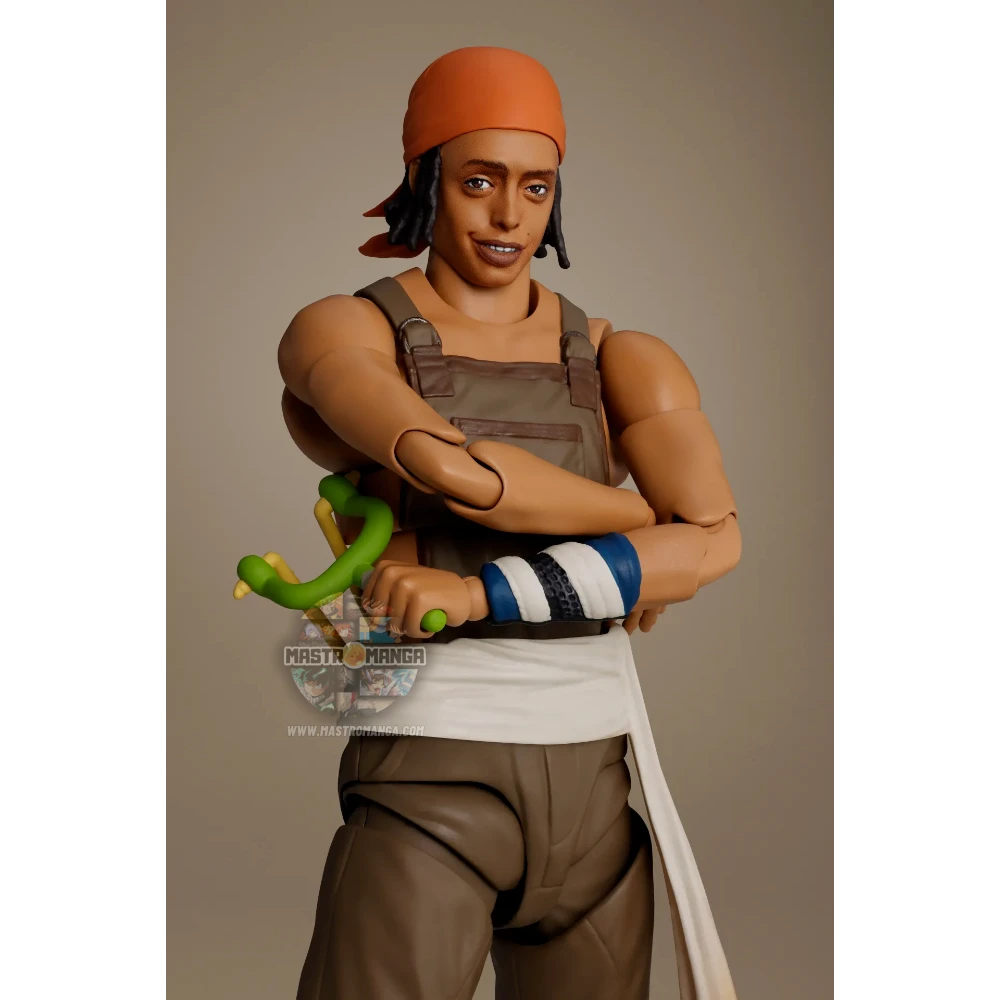 Action figure articolata S.H.Figuarts di Usopp dalla serie Netflix One Piece, con capelli ricci, tuta marrone senza maniche, borsa a tracolla e l'iconica fionda tesa in posizione di tiro